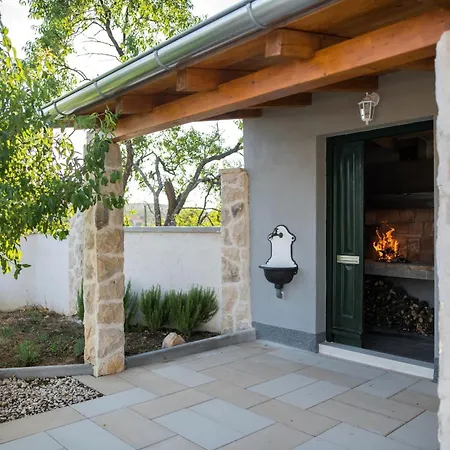 בית נופש Family Friendly House With A Swimming Pool Burnji, - 21068 *