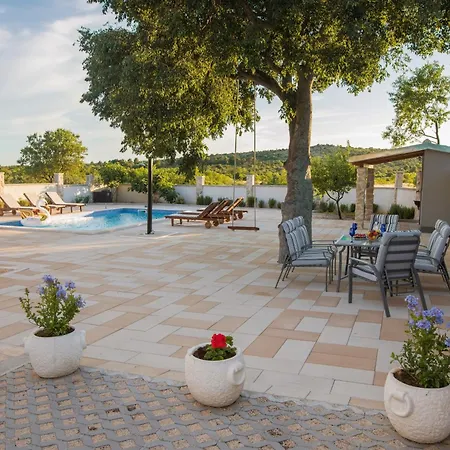 בית נופש Family Friendly House With A Swimming Pool Burnji, - 21068