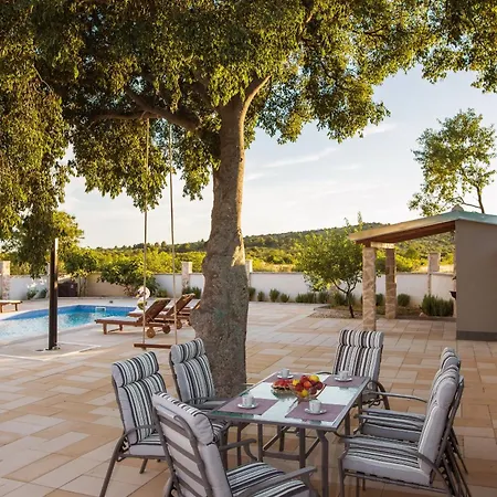 בית נופש Family Friendly House With A Swimming Pool Burnji, - 21068 *