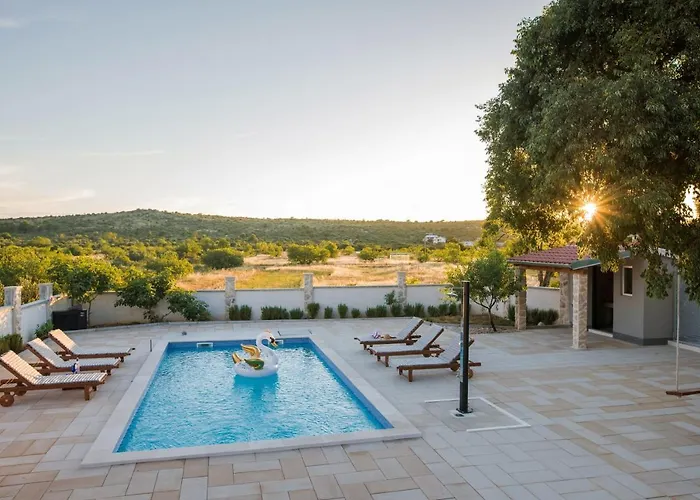 בית נופש Family Friendly House With A Swimming Pool Burnji, - 21068 *