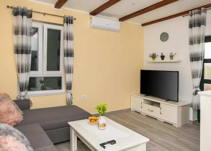 Family Friendly House With A Swimming Pool Burnji, - 21068 Сasa de vacaciones