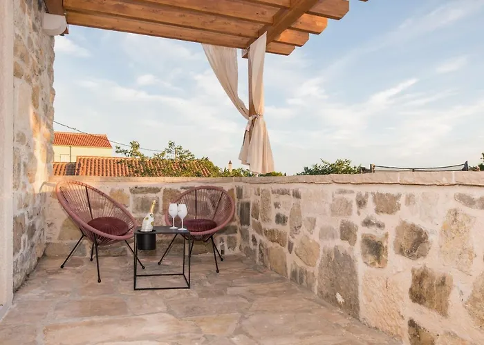 בית נופש Family Friendly House With A Swimming Pool Burnji, - 21068 *