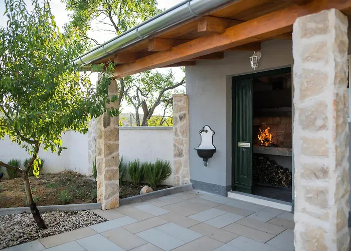 Сasa de vacaciones Family Friendly House With A Swimming Pool Burnji, - 21068 *