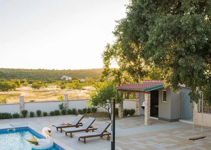 בית נופש Family Friendly House With A Swimming Pool Burnji, - 21068 פרימוסטן