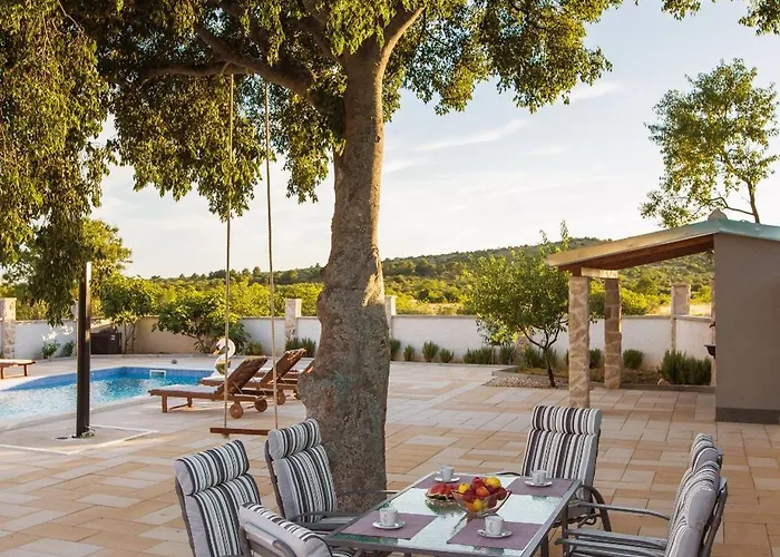 בית נופש Family Friendly House With A Swimming Pool Burnji, - 21068 *